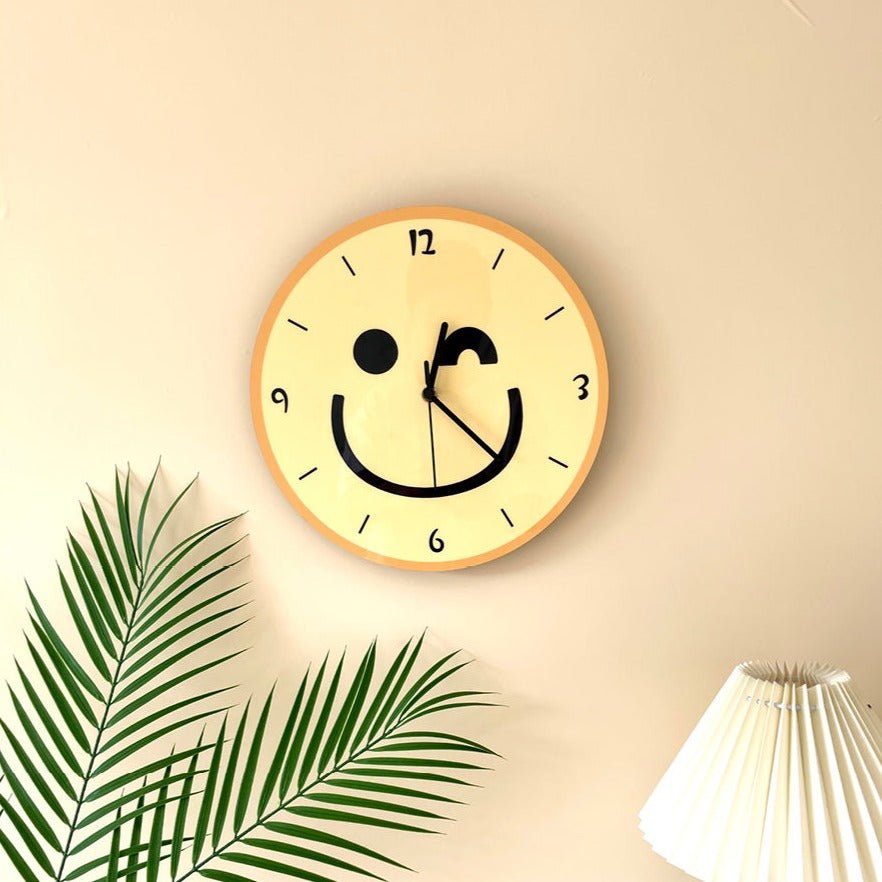 Mogendo | Wall clock with yellow smiley cartoon
