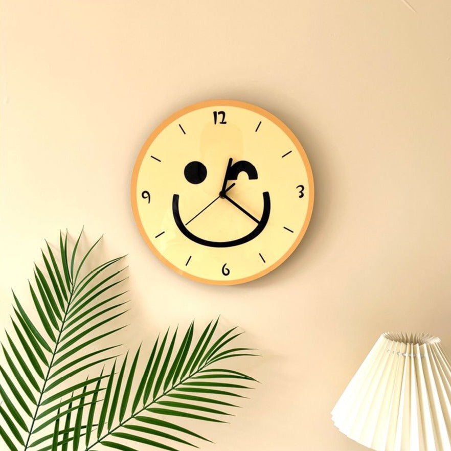 Mogendo | Wall clock with yellow smiley cartoon