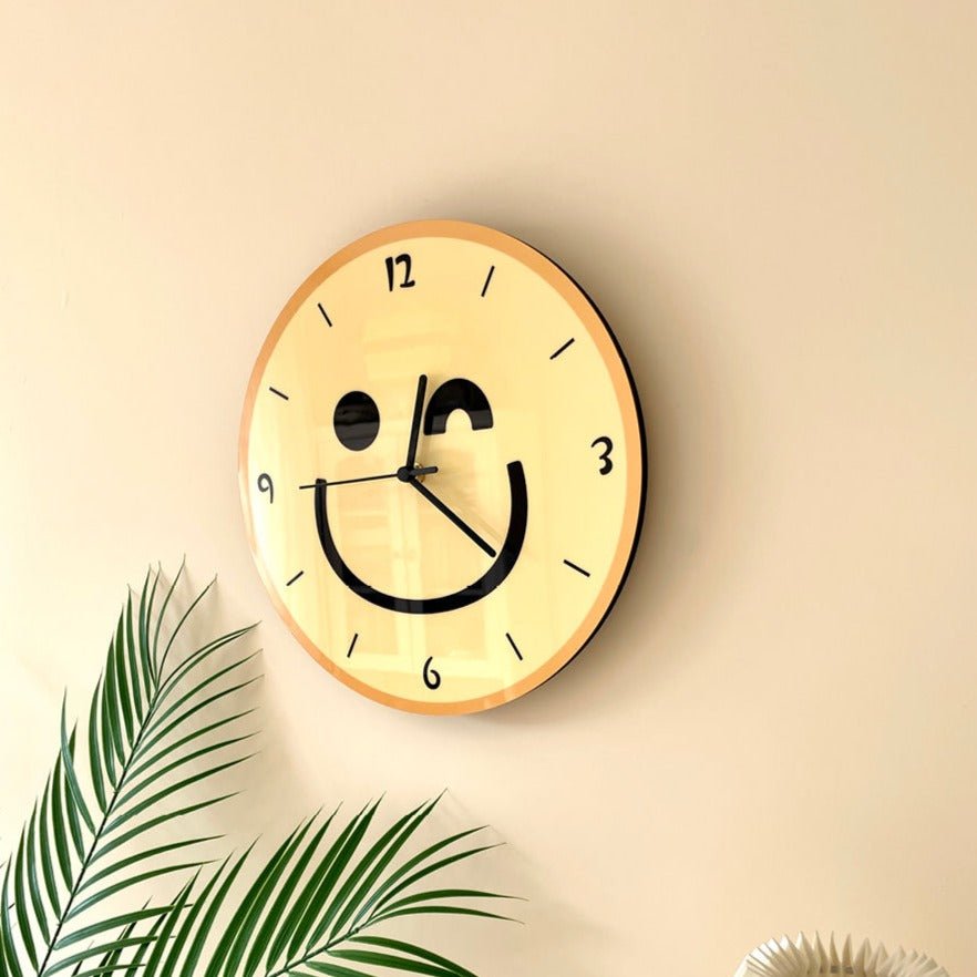 Mogendo | Wall clock with yellow smiley cartoon